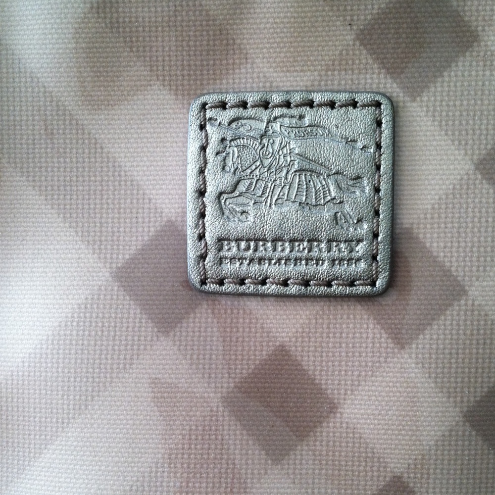 Burberry extra pics